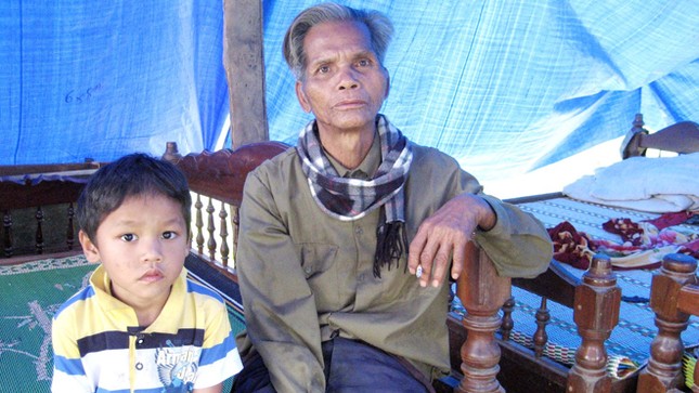 Dân đốt sạch cửa nhà để... đuổi “ma“ ảnh 2